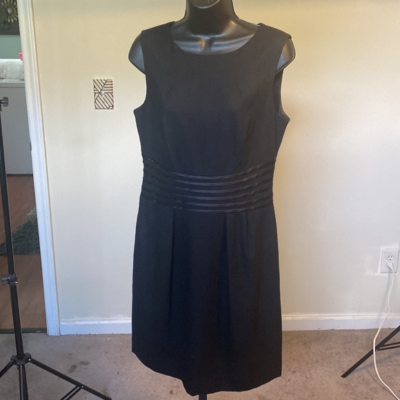 PRE-OWNED Banana Republic Women’s Black Sheath Dress Sleeveless Dress - Picture 2 of 12